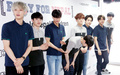 韓国・ソウルで行われた、ネパール支援のための募金活動に臨む、アイドルグループ「EXO（エクソ）」のメンバー（2015年5月15日撮影）。(c)STARNEWS