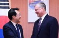 韓国の首都ソウルにある外務省で、同国の李度勲（イ・ドフン）朝鮮半島平和交渉本部長（左）と会談する米国のスティーブン・ビーガン北朝鮮担当特使（右、2019年2月9日撮影）。(c)Kim Min-Hee / POOL / AFP