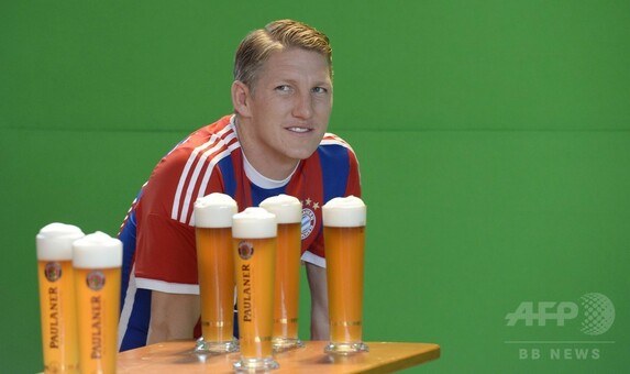 ビールを手にはいポーズ！バイエルンの選手が広告用の写真撮影 写真26