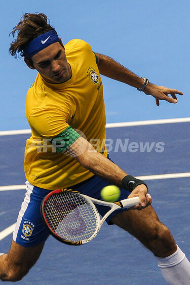 フェデラー、サッカーブラジル代表のユニホームでエキシビション 写真