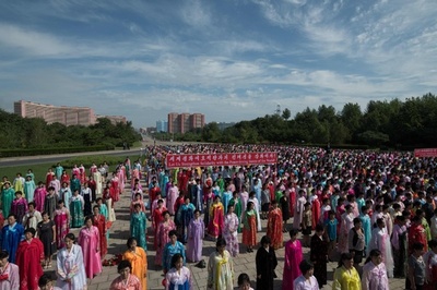 伝統衣装姿の女性やマーチングバンドも、北朝鮮建国70周年の行進