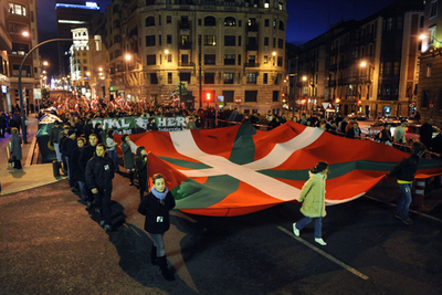 バスク選抜の承認を求めビルバオでデモ行進