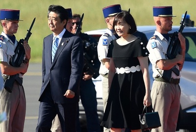 安倍首相、G7首脳会議出席のためフランスに到着