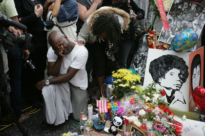 涙とテディベア、ファンらジャクソンさんを悼む 米ハリウッド
