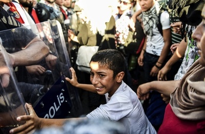 トルコ国境の町に移民集まる、陸路でのギリシャ入国を要求