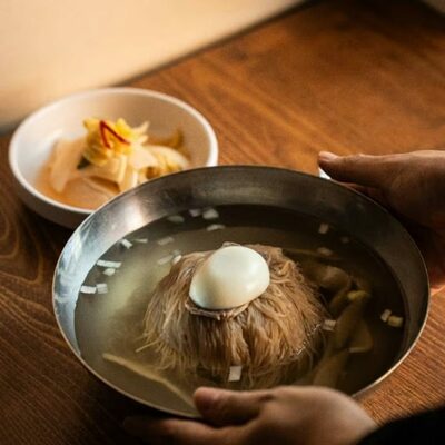 「やっぱり夏はこれ」…韓国・若者世代も夢中“平壌冷麺”