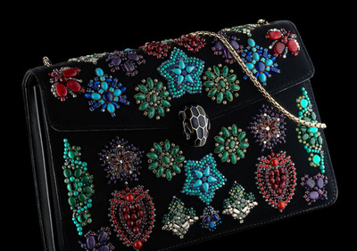 「ブルガリ」銀座タワー限定、ジュエルが散りばめられたベルベットバッグ 