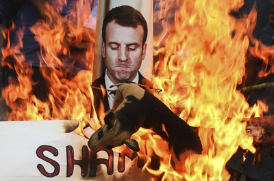 闘う相手は「イスラム教ではなくイスラム主義」 英紙記事に仏大統領が反論