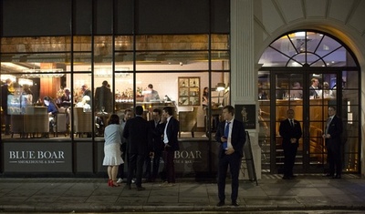 英総選挙、パブの「カクテル対決」ではメイ首相に軍配