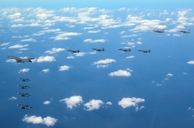 日米韓が空中訓練 北朝鮮のICBM発射受け