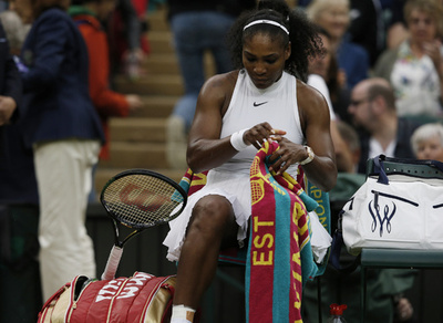 ラケットをたたきつけたセレーナに罰金1万ドル、ウィンブルドン選手権