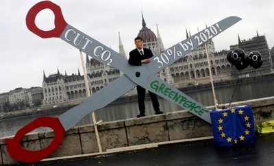 巨大なハサミでCO2排出量をカット? グリーンピースが抗議デモ