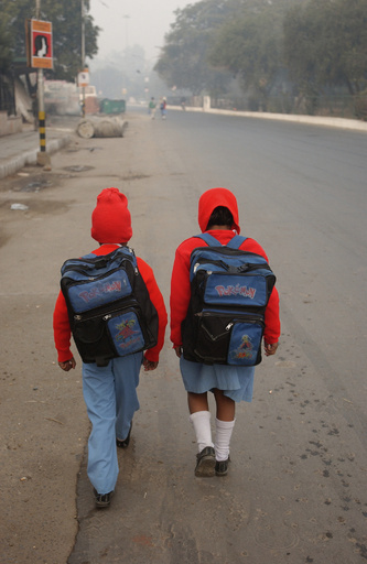 学校のかばん「体重の10％」未満に、インド・マハラシュトラ州