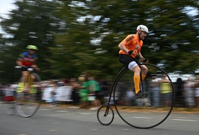 「ペニーファージング」で街を疾走 英