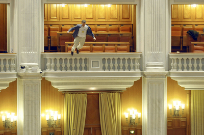 政権に命がけ抗議、議会バルコニーから飛び降り ルーマニア