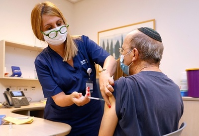 イスラエル、免疫力低い人に3回目のワクチン接種