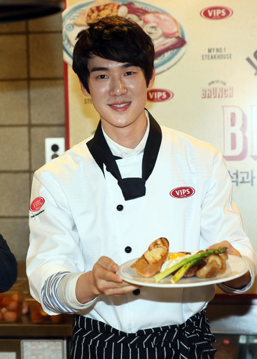 俳優のユ・ヨンソク、シェフの格好でファミレスに登場