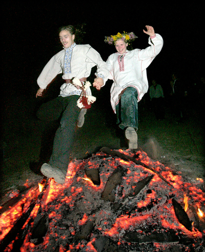 ベラルーシの古代の祭日「イワン・クパーラの夜」を祝う