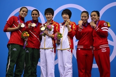 中国ペアが優勝、女子10メートルシンクロ高飛び込み