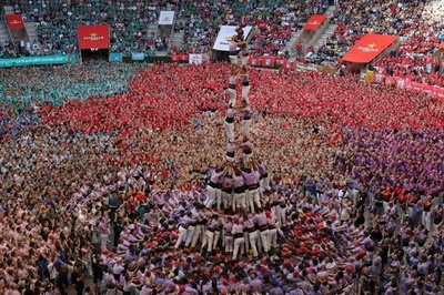 伝統のチームワーク 「人間の塔」大会開催 スペイン