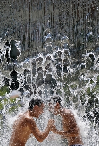 排水溝で遊んだ2歳児、風呂場壊して救出　豪州　