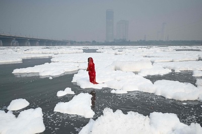 聖なるヤムナ川、有害な泡で覆われる インド