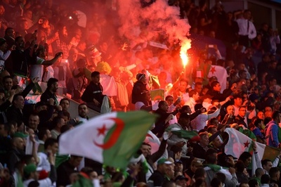 サッカー選手がスタジアムで物投げつけられ死亡、アルジェリア