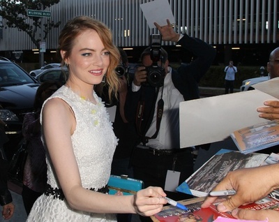 エマ・ストーン、ヴァリのドレスで主演映画のプレミア