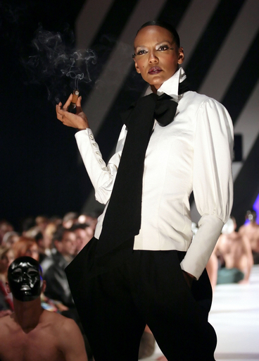 ＜08年春夏ティラナ・コレクション＞Joni Peci、新作を発表