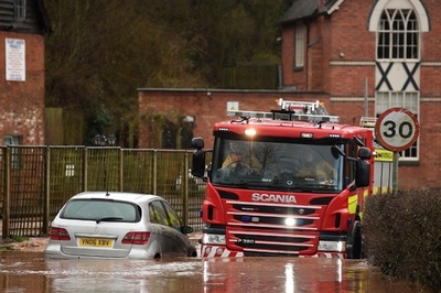 暴風雨「デニス」、英国で川に落ちた男性死亡 過去最多の警報・注意報 仏では停電