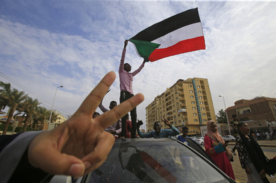 スーダン軍事評議会とデモ隊指導部、暫定憲法で「完全な合意」