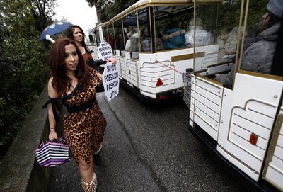 「原始人」姿の反毛皮団体が抗議活動、仏ニース