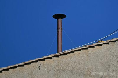 システィーナ礼拝堂に煙突設置、教皇選挙に向けて