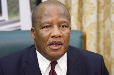 南アフリカ大統領府相、新型コロナで死去