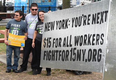 米ニューヨーク市、最低賃金を時給15ドルに引き上げへ