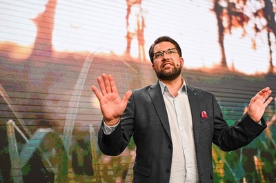 スウェーデン総選挙、野党陣営が僅差リード 極右躍進