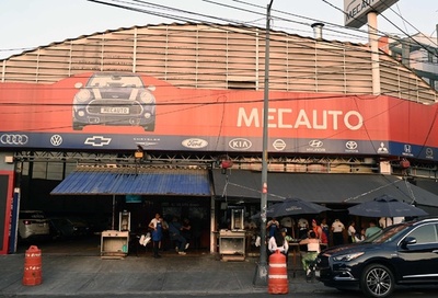 自動車整備工場は人気タコス店 メキシコ