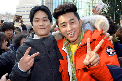 キム・ソンギュンとソン・ホジュン、ソウル・明洞に突然現る