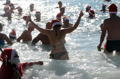 南仏ニース恒例、サンタ帽でクリスマス海水浴