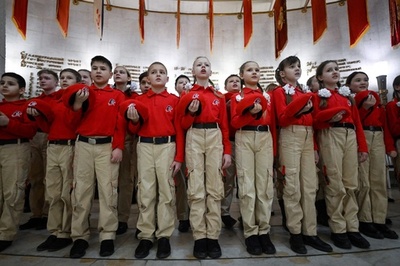ロシア「青少年軍」加入式、祖国に忠誠誓う