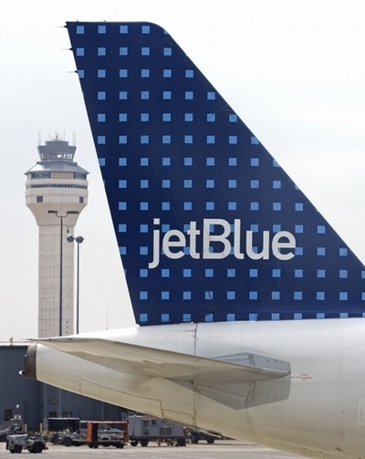 乗客にののしられ逆上、客室乗務員がシューターで脱出して逮捕される 米国