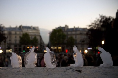 パリの街に氷の小像、夜の芸術祭「ニュイ・ブランシュ」