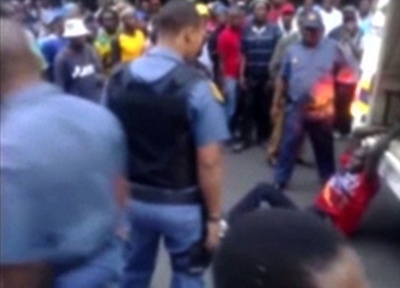 警察車に引きずられた男性が死亡、殺人事件で捜査開始 南ア