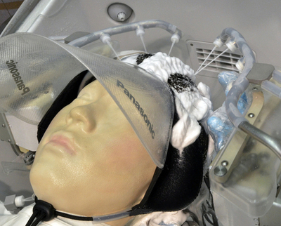 車いすに変形するベッドや洗髪ロボ、都内で国際福祉機器展