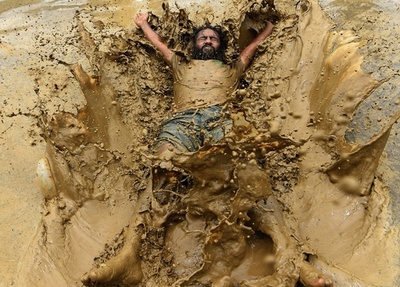 田植えシーズンの始まり祝う泥んこ祭り、ネパール