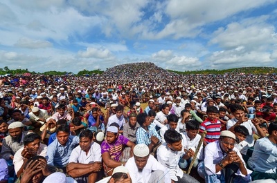 大弾圧から2年、ロヒンギャ20万人が難民キャンプで集会 バングラ
