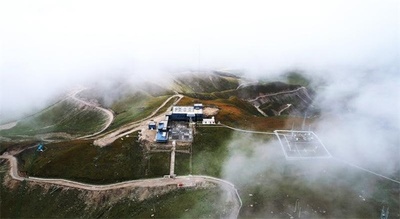 雲海の上での30年間にわたる観測で描いた「地球の呼吸を示す曲線」