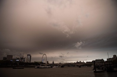 終末の予兆？ 英の空、不気味な茶褐色に覆われる