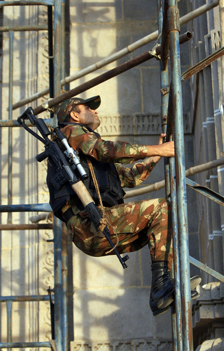 立てこもり武装グループがイスラム過激派の釈放を要求、ムンバイ