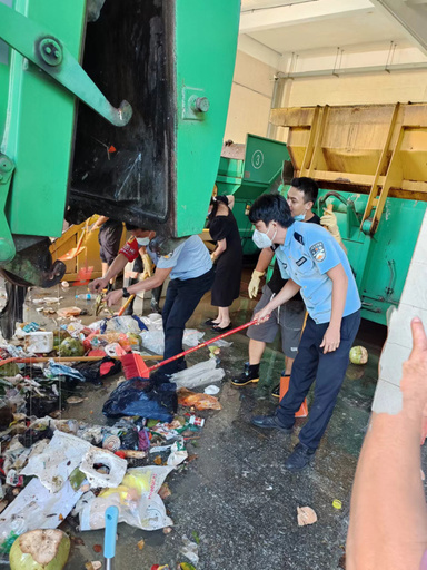 1万元近くの現金紛失 警察官12トンのごみから回収